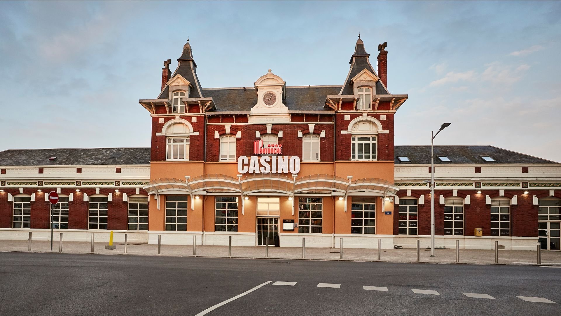 Façade historique du Casino Partouche de Berck, ancien bâtiment classé, dans le Pas-de-Calais.